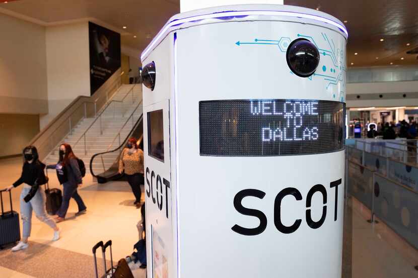 SCOT es un robot y está observando que las personas cumplan las normas en el aeropuerto Love...