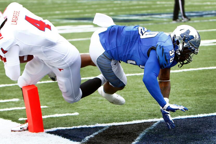 SMU's Collin LaGasse (4) scrambles for a touchdown against Memphis' Reggis Ball, right,...