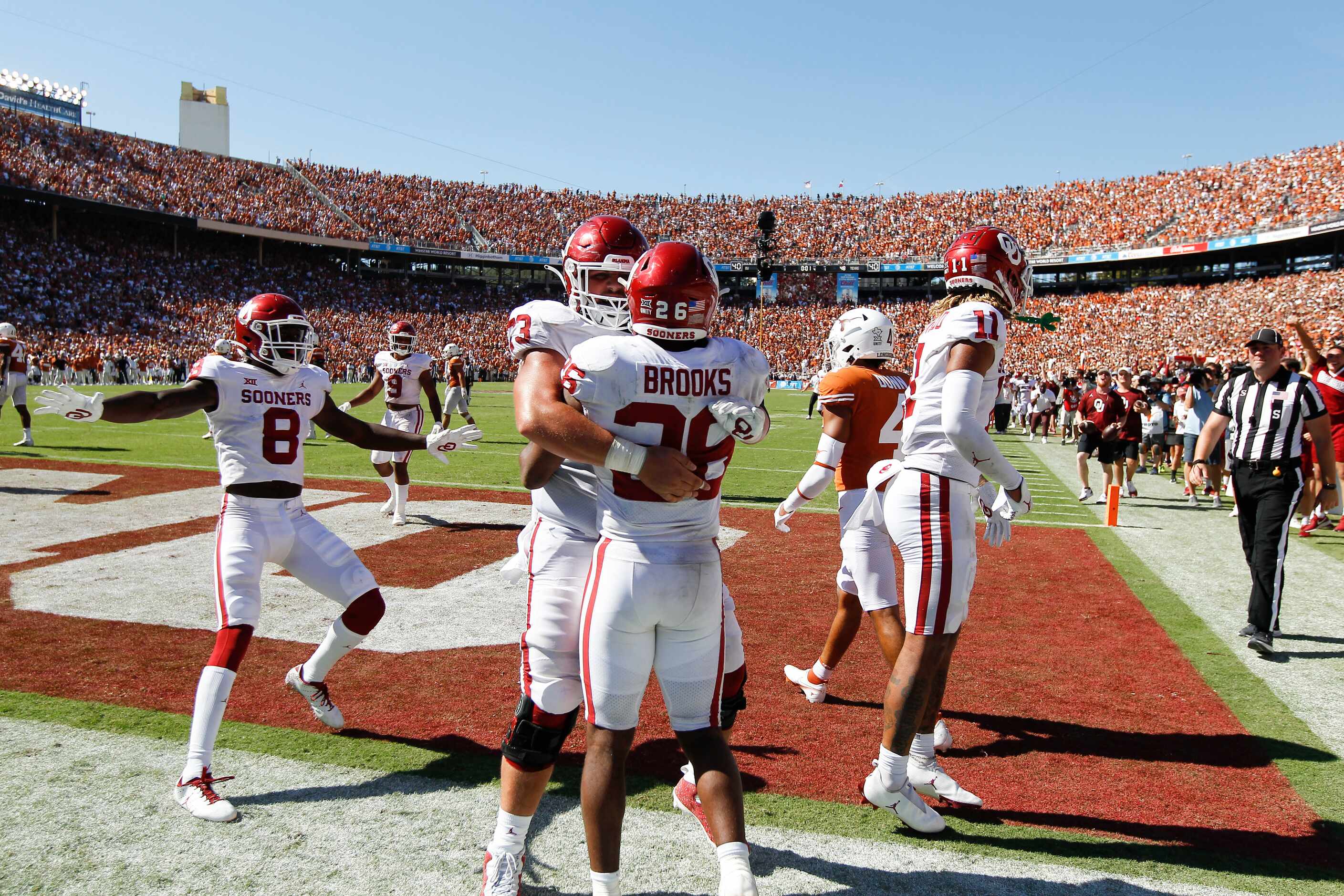 Oklahoma running back Kennedy Brooks (26) is congratulated by offensive lineman Andrew Raym...