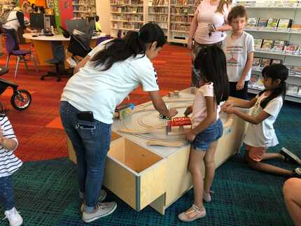 La biblioteca del centro de Arlington tiene un área de juegos para niños.