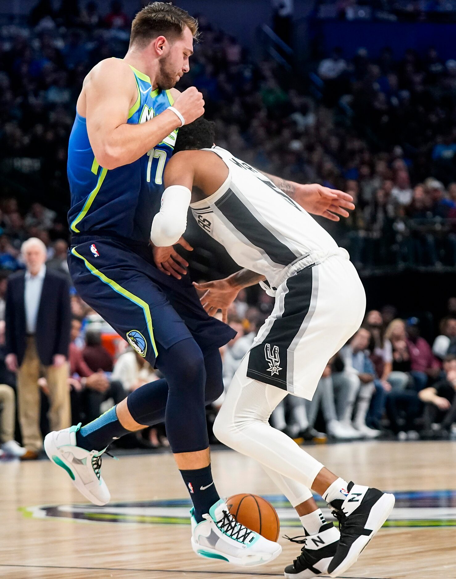 Dallas Mavericks guard Luka Doncic (77) defends against San Antonio Spurs guard Dejounte...