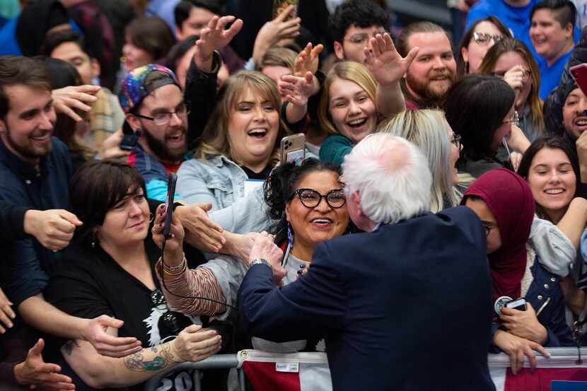 El candidato presidencial Bernie Sanders saluda a sus simpatizantes que fueron a verlo en el...