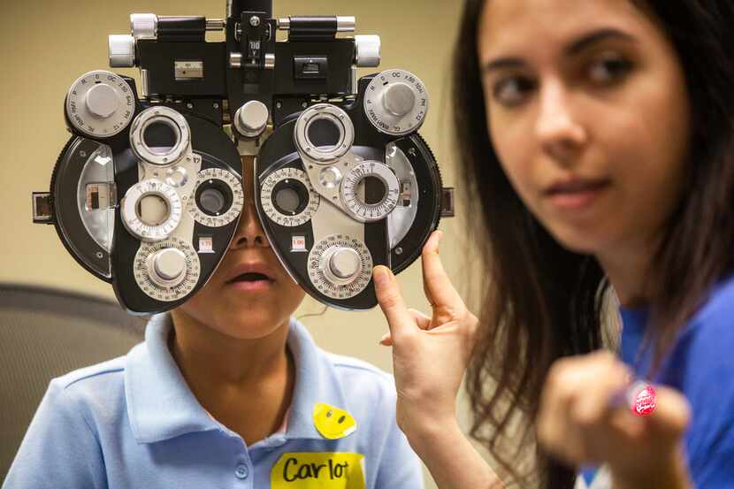 Carlotta Catellani, de 6 años, de la elementaria Sheffield, recibe su examen de la vista con...