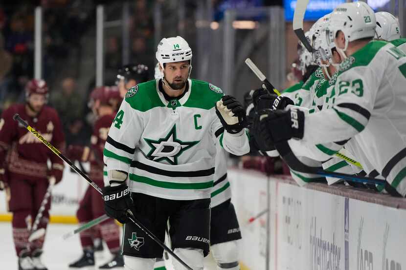 Dallas Stars left wing Jamie Benn (14) celebrates with teammates after scoring against the...