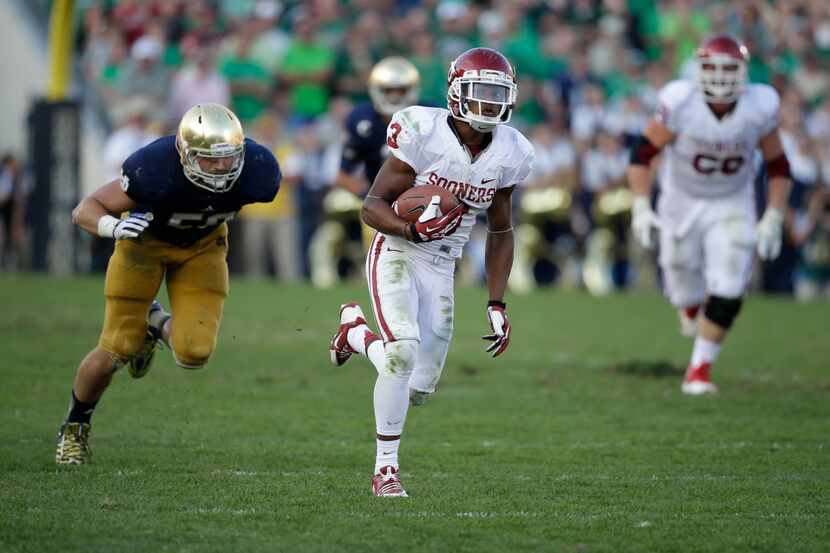 Oklahoma's Sterling Shepard (3) runs following a reception during the second half of an NCAA...