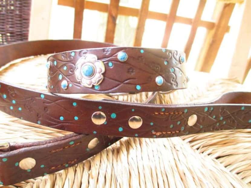 
This Four Robins leather collar for dogs is made of 1-inch-wide, vegetable-tanned American...