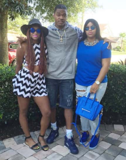 Dallas Cowboys receiver Amari Cooper with his sisters, Ashley Williams, left, and Aspen...