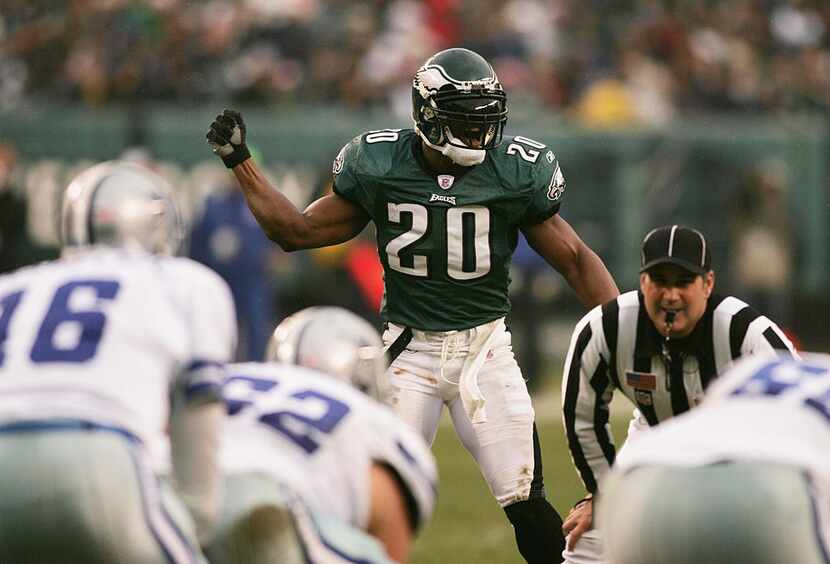 PHILADELPHIA - DECEMBER 19:  Brian Dawkins #20 of the Philadelpia Eagles gets into position...