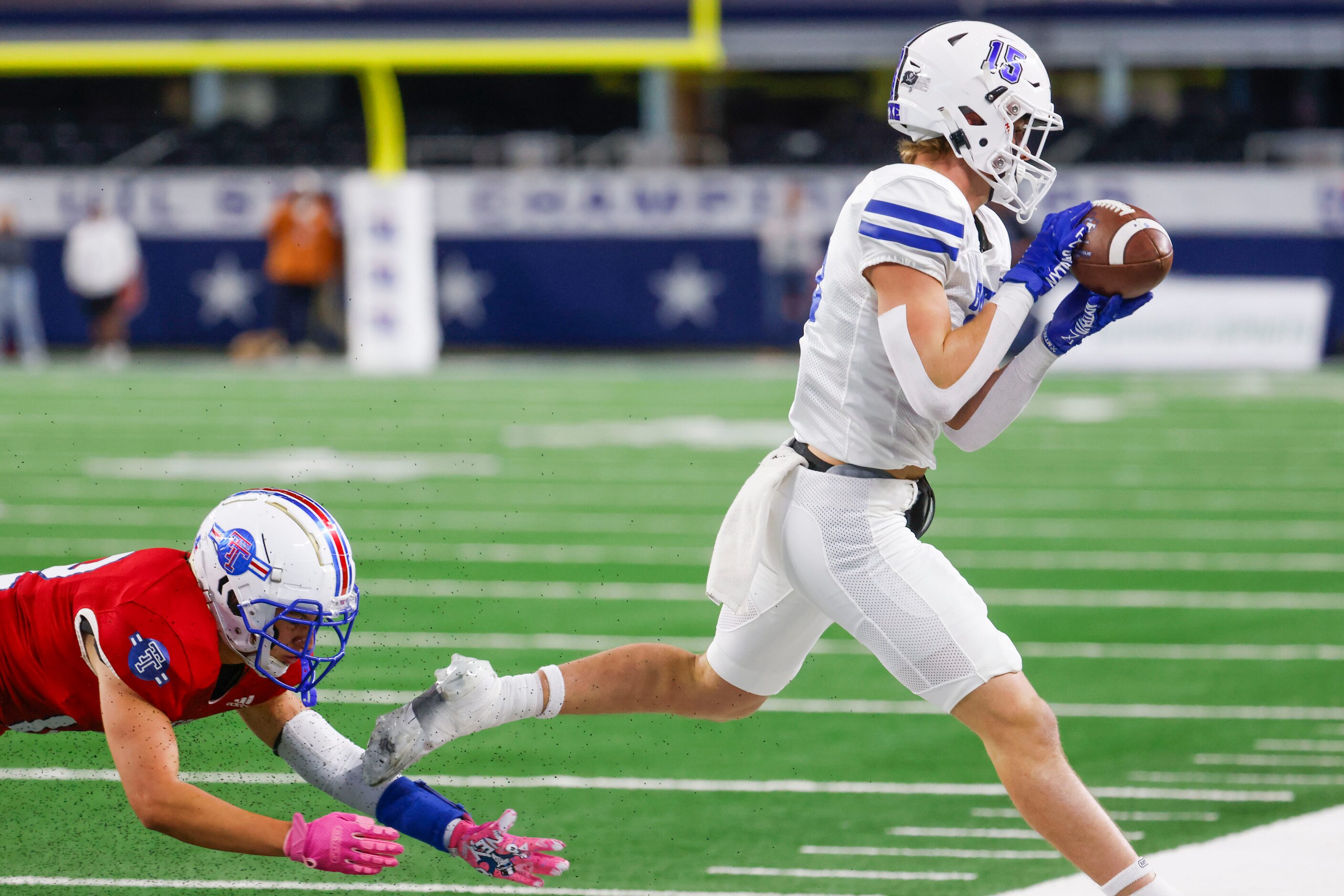 Gunter High’s Colson Wood (right) successfully receives a pass against El Maton Tidehaven...