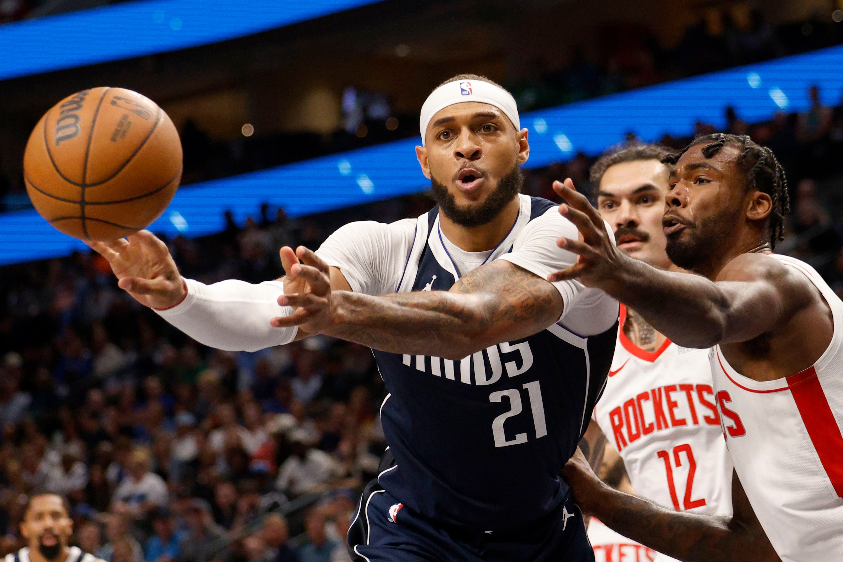 Dallas Mavericks center Daniel Gafford (21) passes the ball as Houston Rockets center Steven...