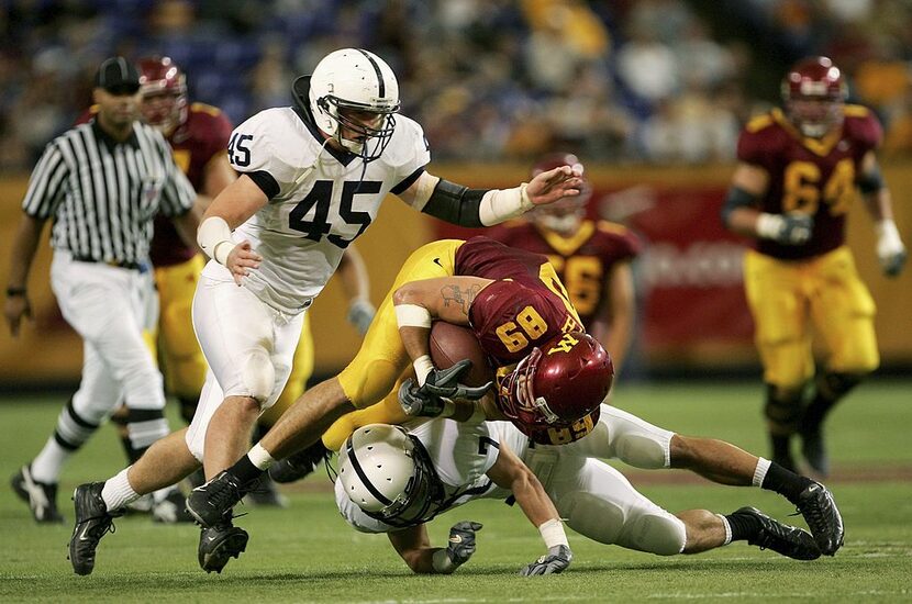 MINNEAPOLIS, MN - OCTOBER 07:  Tight end Matt Spaeth #89 of the Minnesota Golden Gophers is...