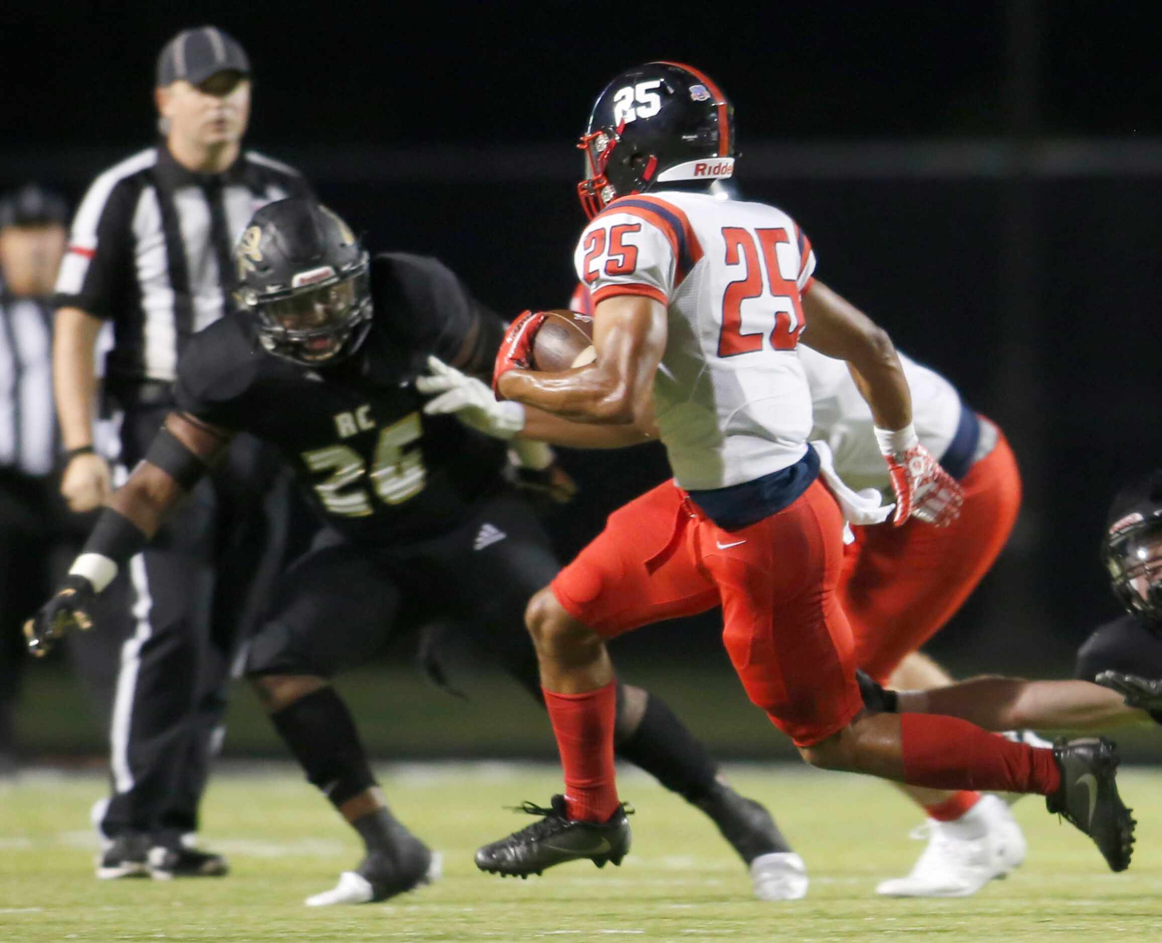 Frisco Centennial running back Jackson Marshall (25) sprints out of the backfield as Royse...