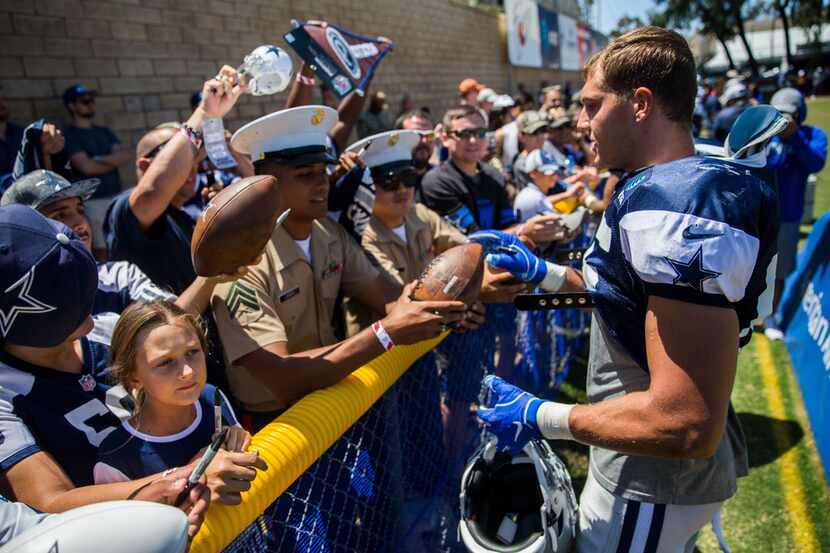 Dallas Cowboys outside linebacker Leighton Vander Esch (55) signs autographs for fans during...