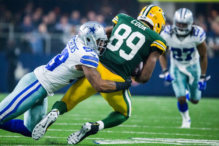 FILE - Cowboys linebacker Anthony Hitchens (59) tackles Packers tight end Jared Cook (89)...