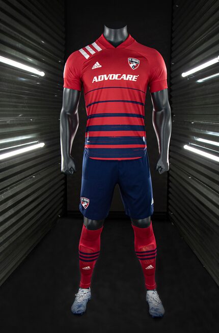 Los tradicionales colores rojo y azul se mantienen en el nuevo uniforme del FC Dallas para...