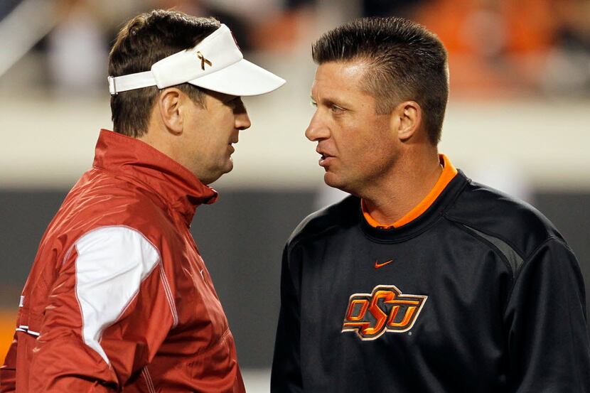 ORG XMIT: 102294346 STILLWATER, OK - NOVEMBER 27:  Head coach Bob Stoops (L) of the Oklahoma...