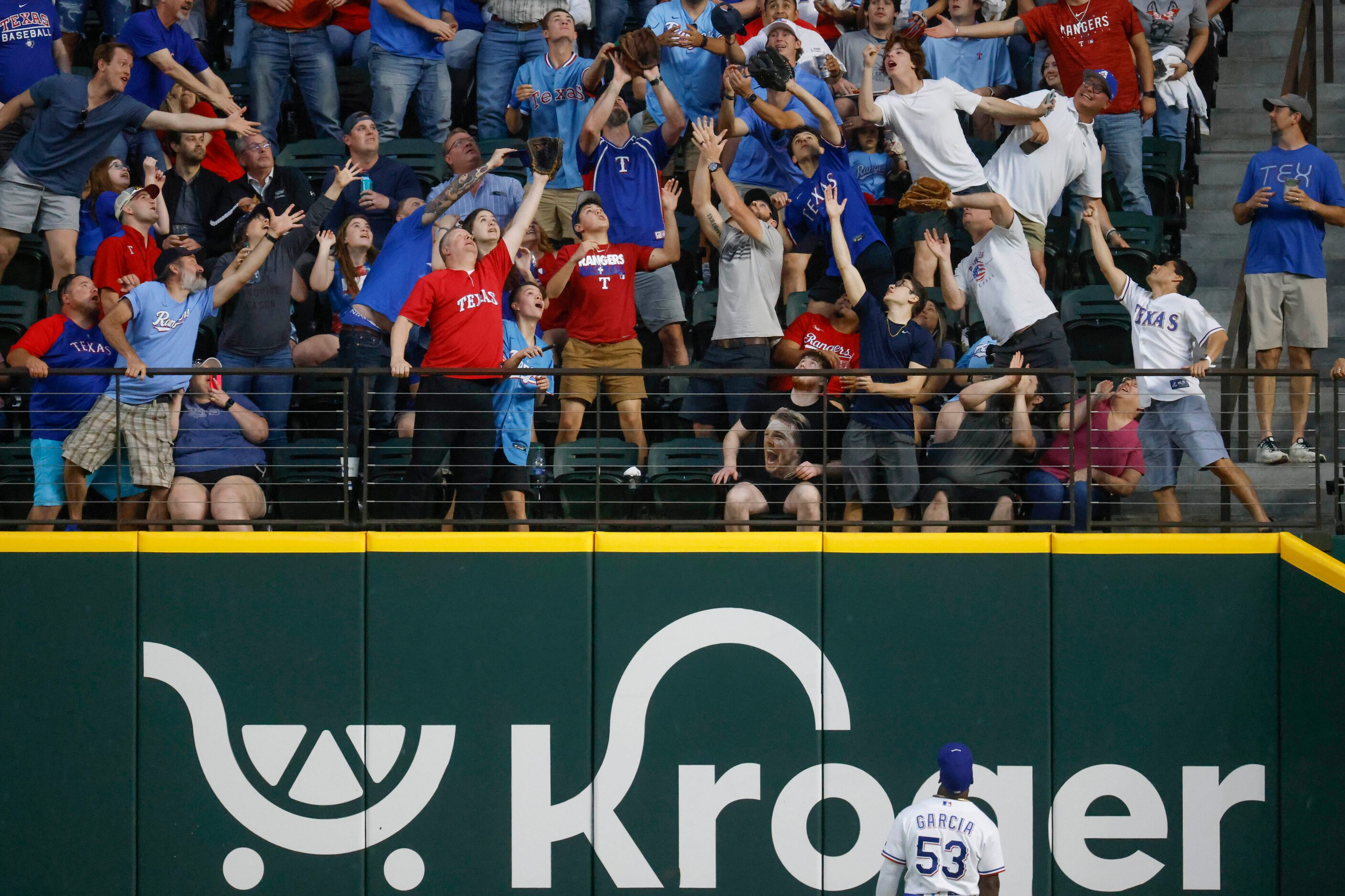 Crowd attempt to catch the home run ball by Kansas City Royals first baseman Vinnie...