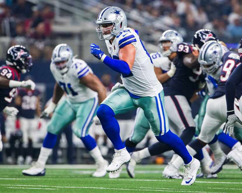 Dallas Cowboys tight end Jason Witten (82) runs during the first quarter of an NFL game...