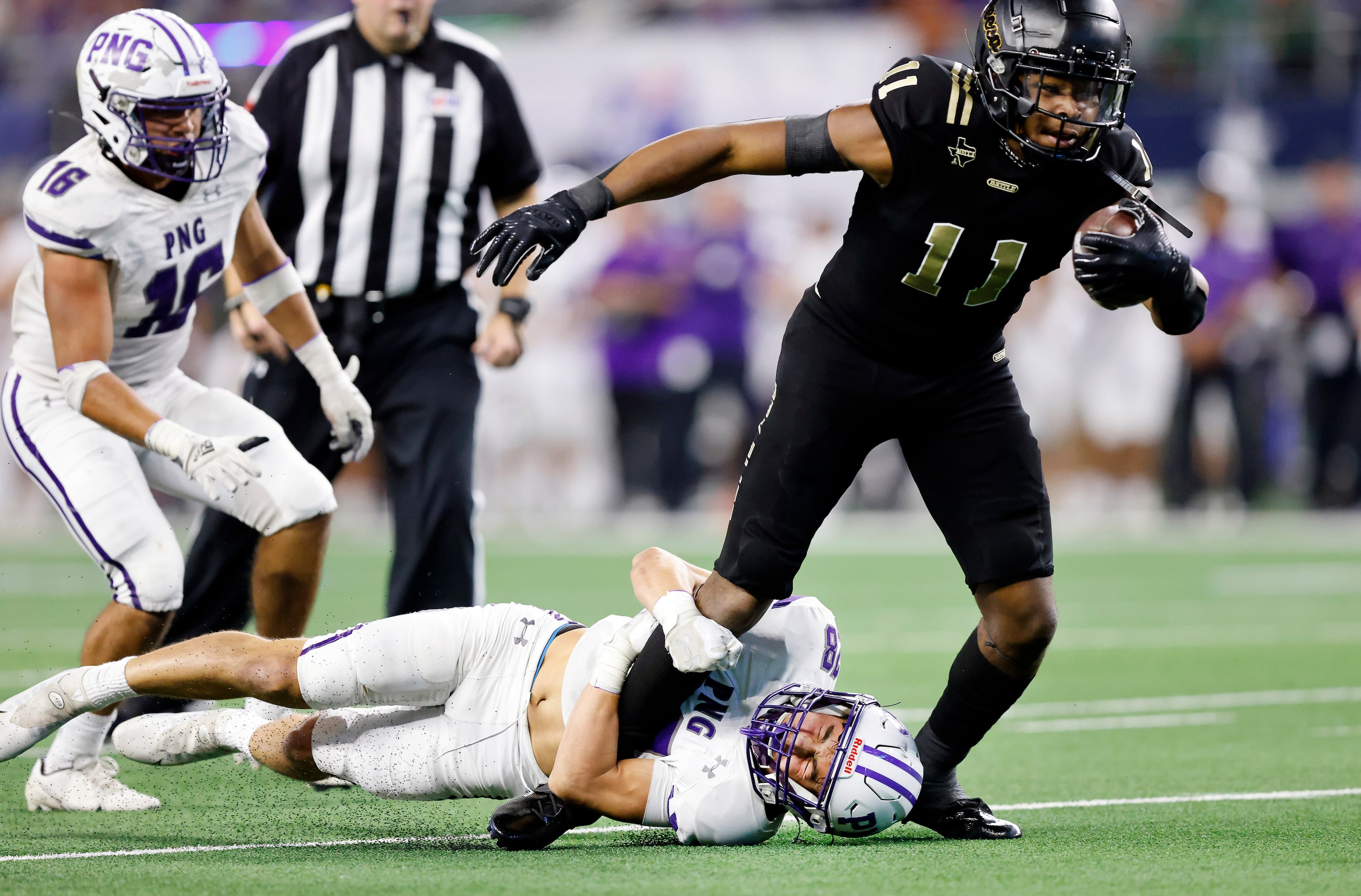 South Oak Cliff wide receiver Jamyri Cauley (11) drags Port Neches-Grove defensive back Reid...