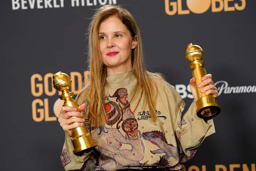 Justine Triet posa con los premios a mejor guion y mejor película en lengua extranjera por...