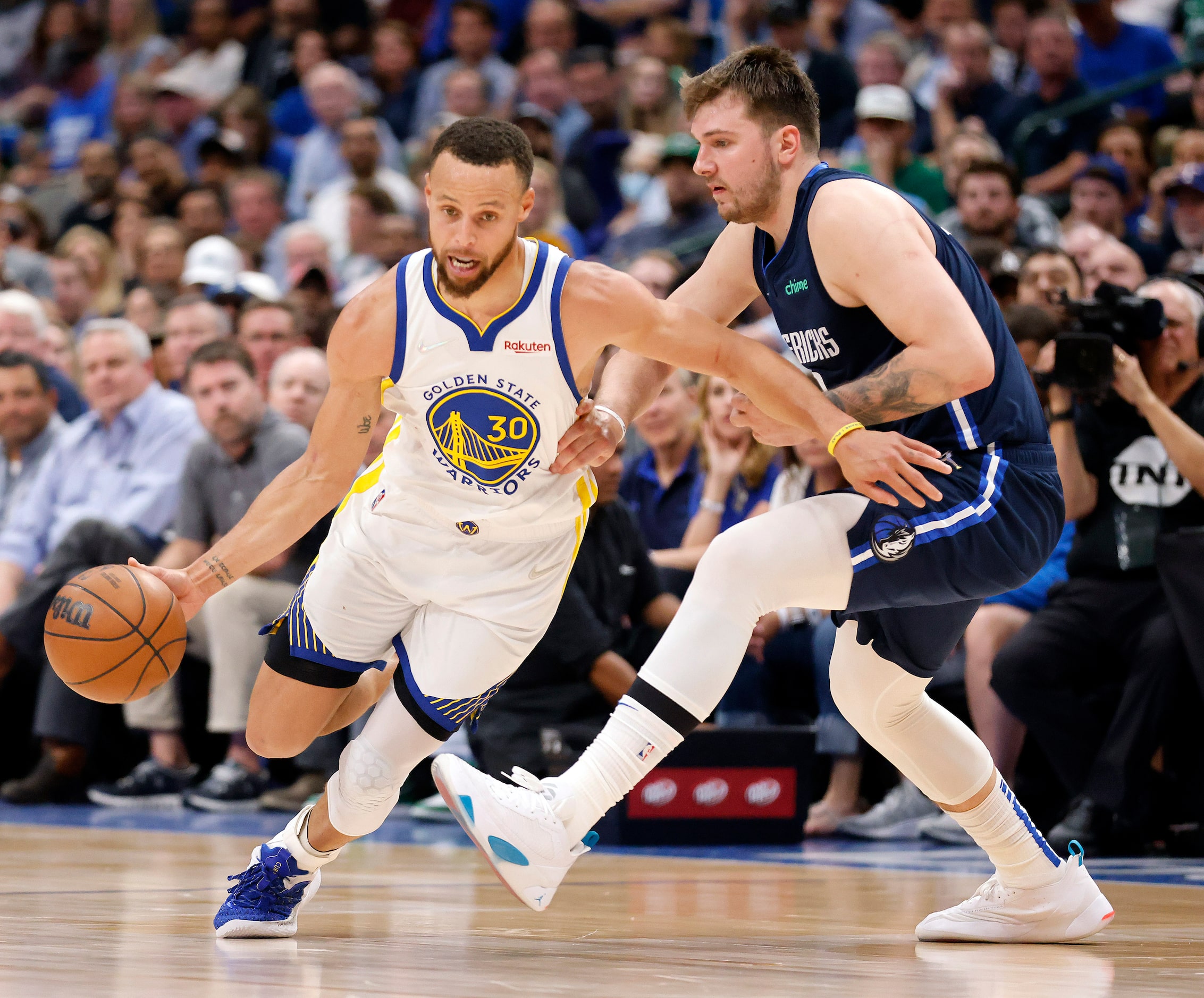 Golden State Warriors guard Stephen Curry (30) drives past Dallas Mavericks guard Luka...