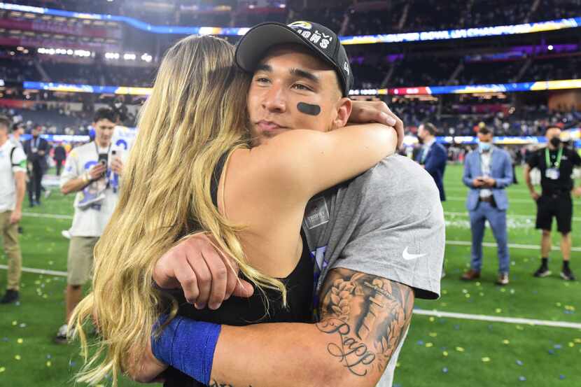 El safety de Los Angeles Rams Taylor Rapp (24) junto a su novia Danielle.