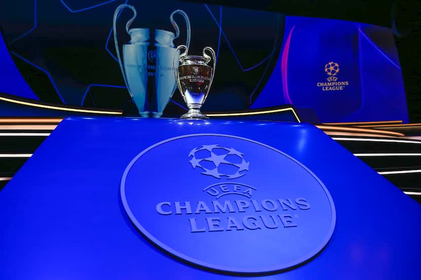 El trofeo de la Liga de Campeones previo al sorteo de la fase de grupos en Estambul, el...