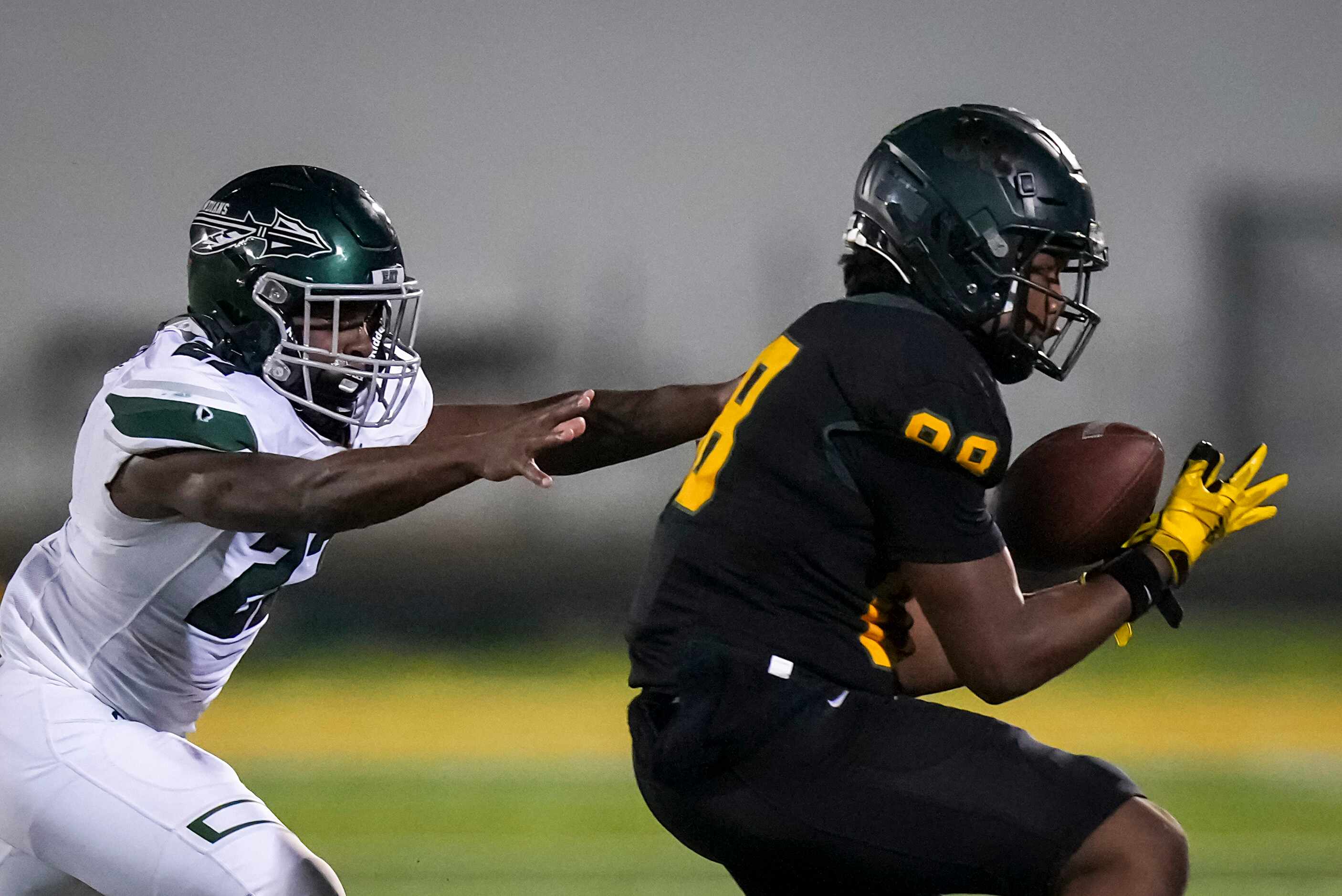 DeSoto wide receiver Dahlyn Jones (88) catshes a pass as Waxahachie linebacker Robert Hannah...