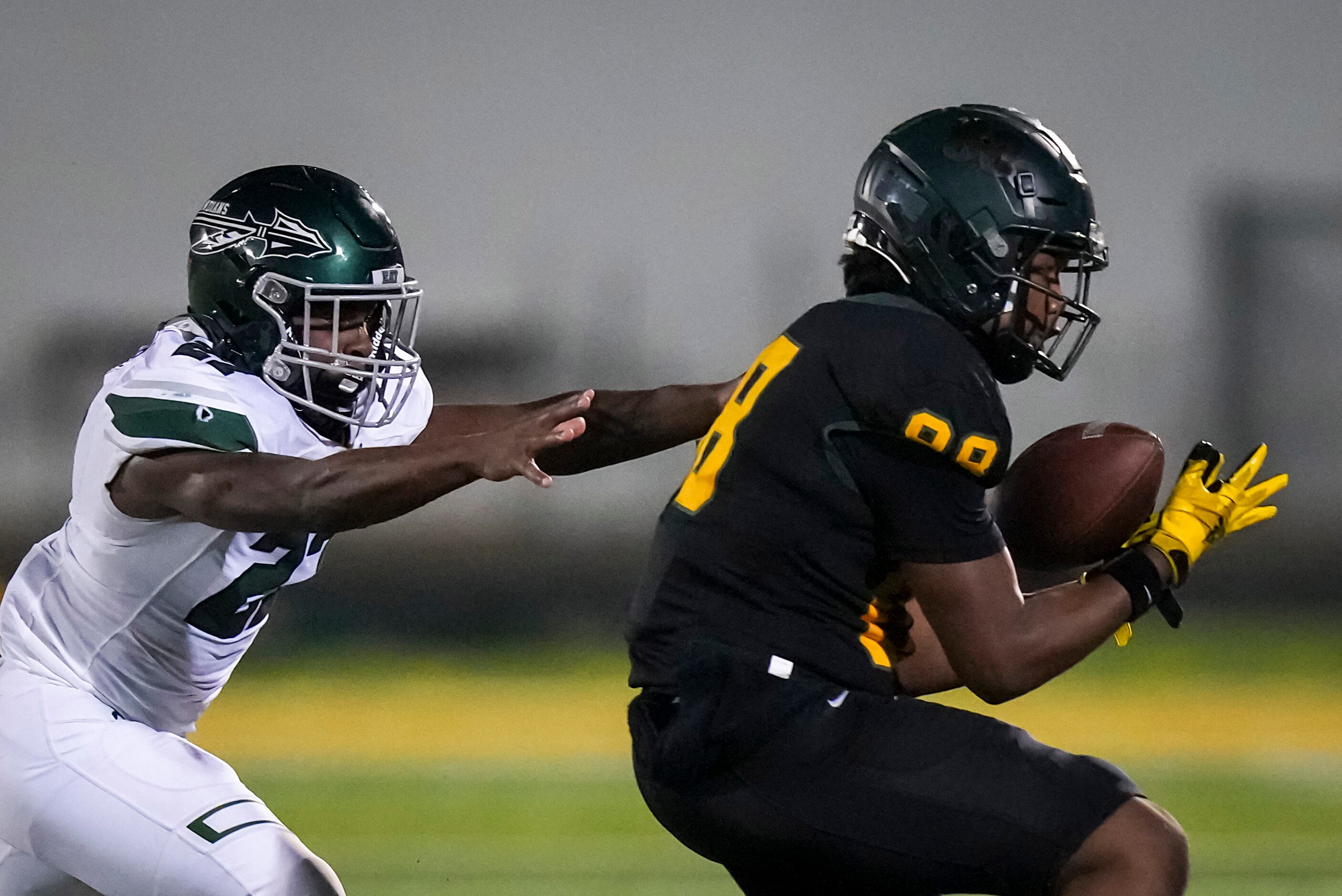 DeSoto wide receiver Dahlyn Jones (88) catshes a pass as Waxahachie linebacker Robert Hannah...