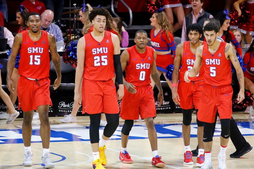 Southern Methodist Mustangs forwards Isiaha Mike (15) and Ethan Chargois (25), guards Jahmal...