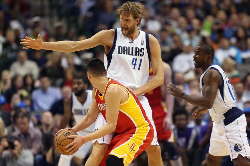 DALLAS, TX - MARCH 06:  Dirk Nowitzki #41 of the Dallas Mavericks defends Jeremy Lin #7 of...