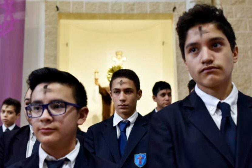 Ian Salinas (izq.), Thomas Pecararo y Eric Miranda, luego de recibir su cruz de ceniza.