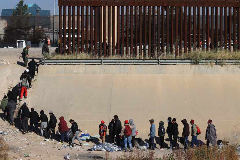 Más de 1,500 migrantes se dirigían desde Ciudad Juárez a El Paso el domingo 11 de diciembre,...