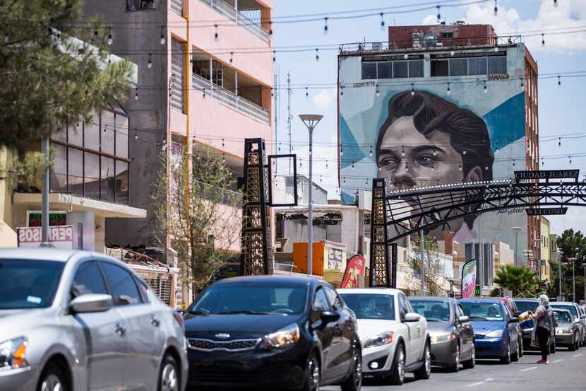 Una fila de autos, la mayoría con placas de Texas, espera en la Avenida Juárez para cruzar a...