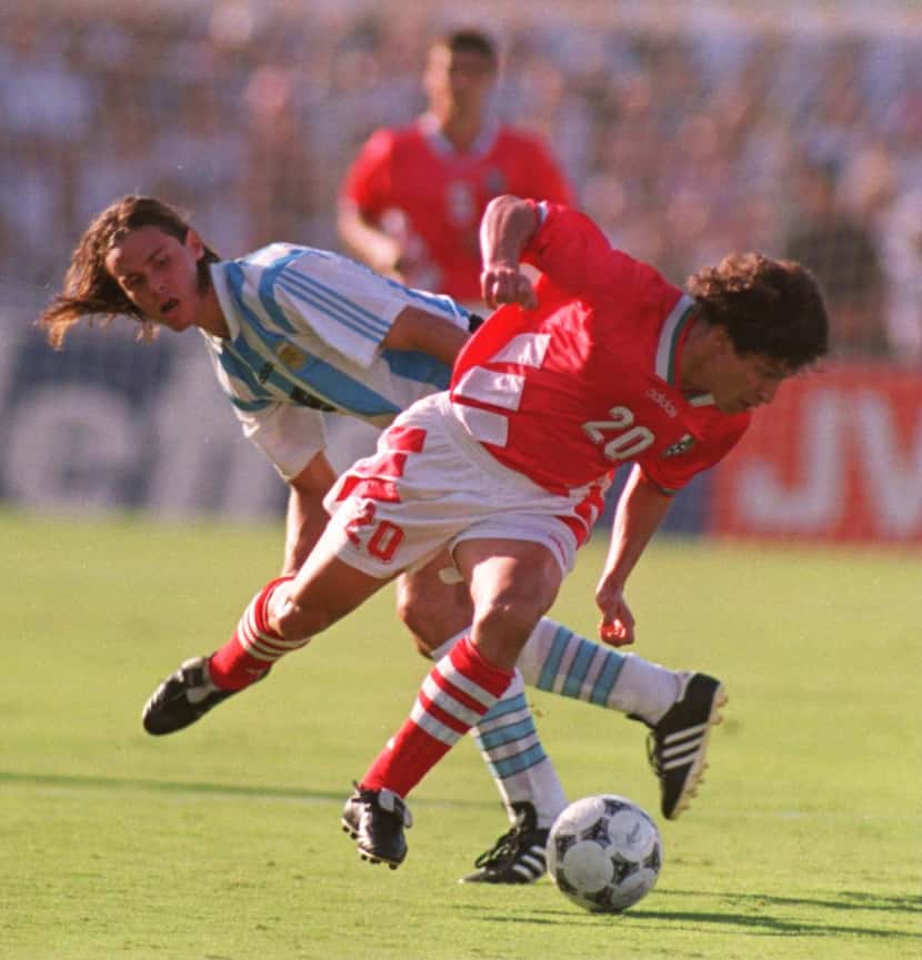 Fernando Redondo de Argentina y Krassmirr Balakov de Bulgaria el 29 de junio de 1994. GETTY...