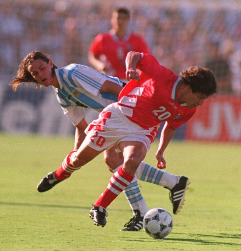 Fernando Redondo de Argentina y Krassmirr Balakov de Bulgaria el 29 de junio de 1994. GETTY...