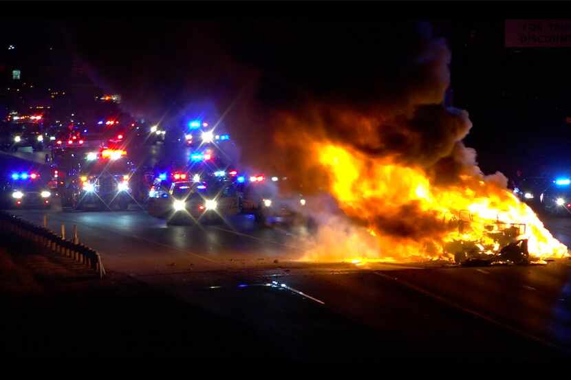 Un RV se incendió en la I-30 luego de una persecución que finalizó con un muerto, una madre...