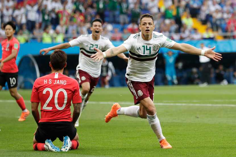 Javier “Chicharito” Hernández celebra luego de anotar el segundo gol de México ante Corea...