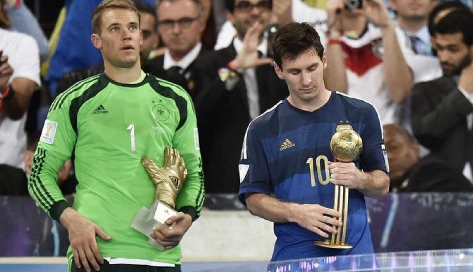 El arquero de Alemania Manuel Neuerb (izq.) y el delantero de Argentina Lionel Messi son...