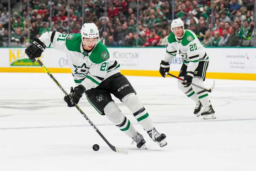 Dallas Stars left wing Jason Robertson (21) controls the puck during the first period of an...