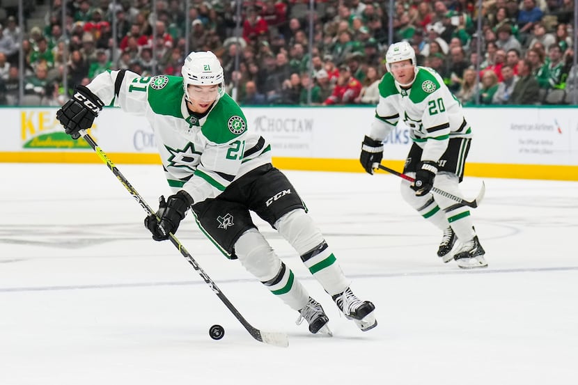 Dallas Stars left wing Jason Robertson (21) controls the puck during the first period of an...