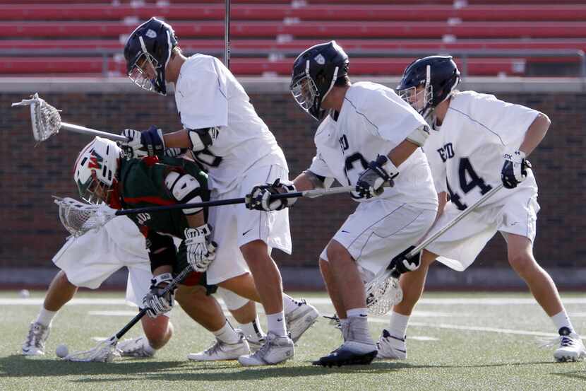 The Woodlands attacker Anthony Good (8), left, attempts to retrieve the ball while rushed by...