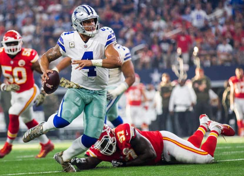 Dallas Cowboys quarterback Dak Prescott (4) gets away from Kansas City Chiefs defensive end...