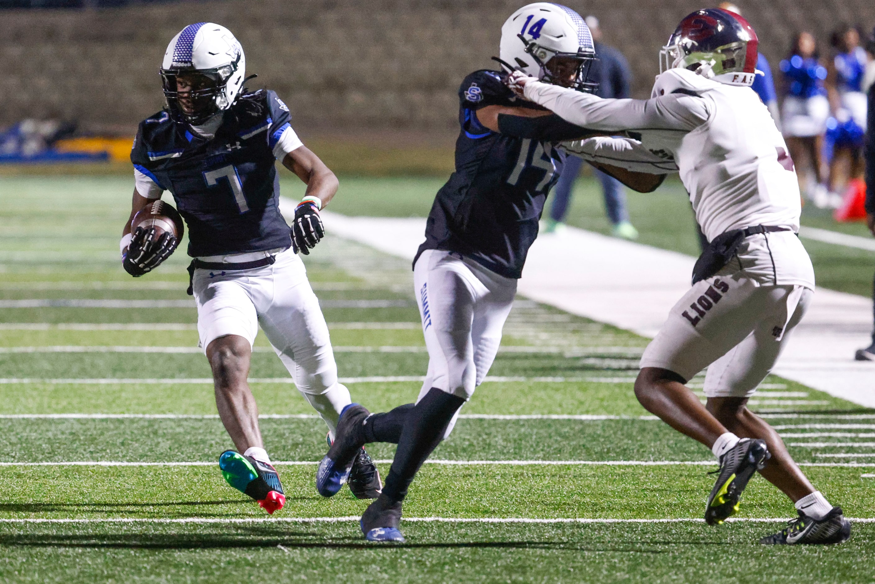 Mansfield Summit High’s Amare Burgess (7) runs with the ball as Joshua Hephzibah-Evans...