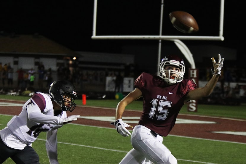 Red Oak wide receiver Jake Latimer (15) reaches for a pass during Red Oak's matchup against...