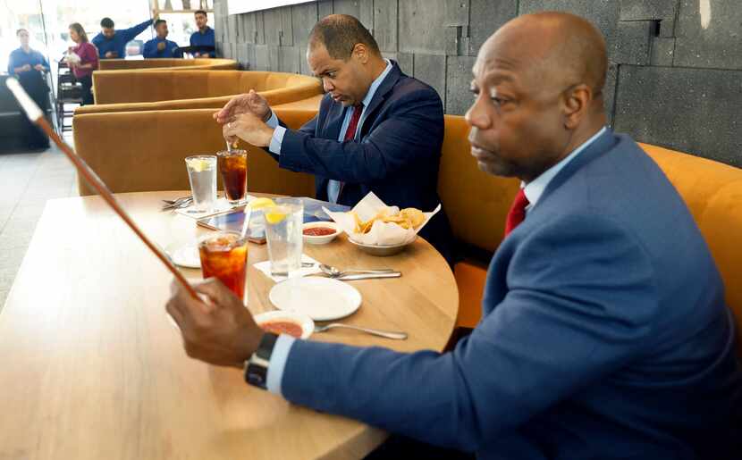 Dallas Mayor Eric Johnson (back) squeezes lemon into his tea as he met with GOP presidential...