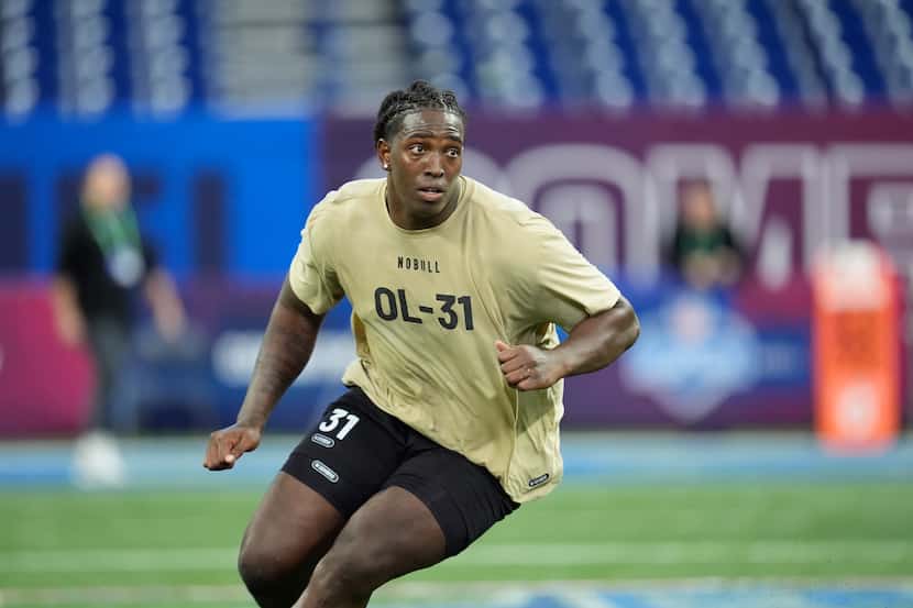 Oklahoma offensive lineman Tyler Guyton runs a drill at the NFL football scouting combine,...