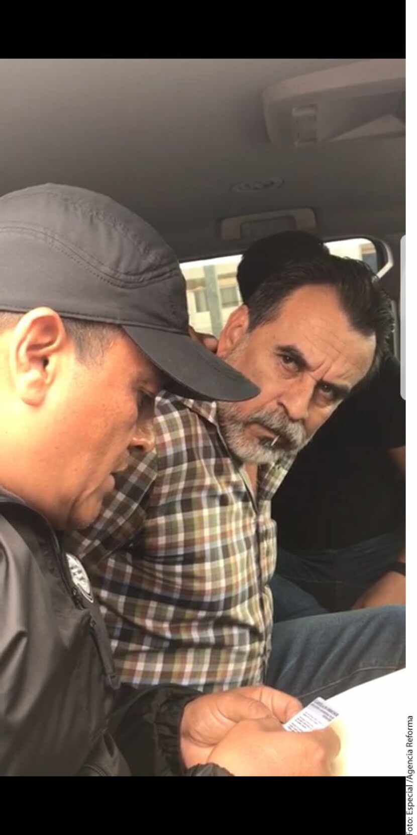 El día de su detención, con camisa cuadros, Raúl Flores Hernández (der.), “El Tío, arribó al...
