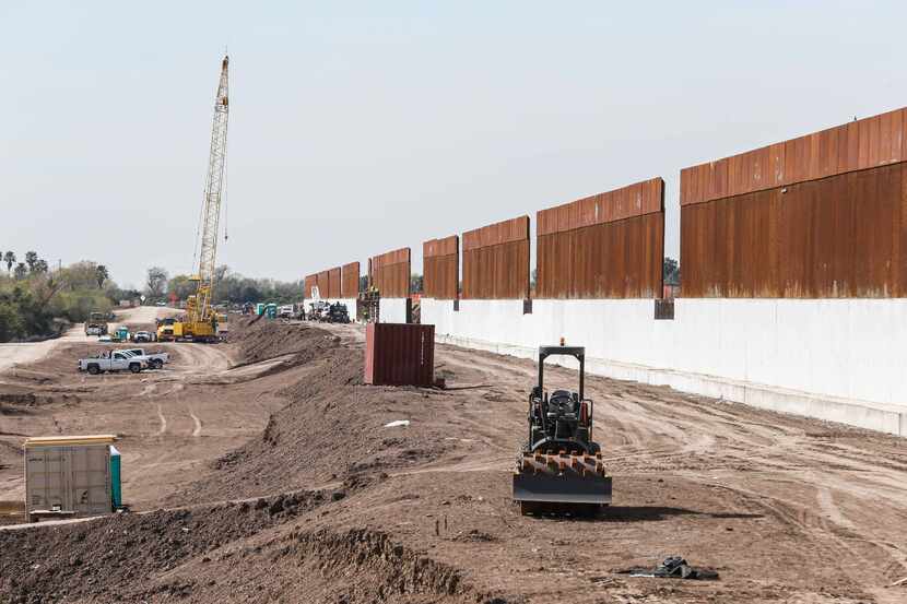 Construcción de una nueva sección de muralla en Pharr, en la frontera entre Texas y México.