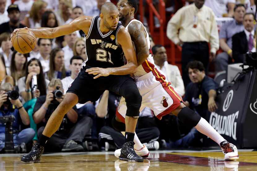 San Antonio Spurs  forward Tim Duncan (21) dribbles the ball as Miami Heat forward Udonis...
